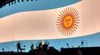 el publico de u2 estallo con los goles del telonero messi y bono brindo con champagne