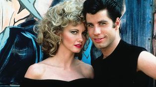 La actriz junto a John Travolta en la icónica película Grease.