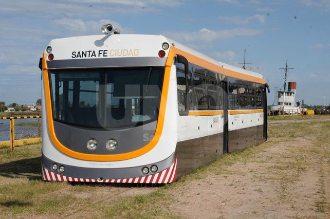 A la espera. Los coches adquiridos años atrás se encuentran en terrenos del Puerto santafesino. Ahora podrían tener rodaje en los primeros meses de 2015.