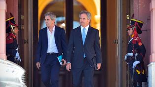 El ministro de Economía, Luis Caputo, y el secretario de Finanzas, Pablo Quirno. Un equipo que tiene sus chispazos.