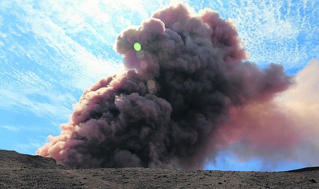 Erupción. Toda una gran área será impactada por cenizas y lava.