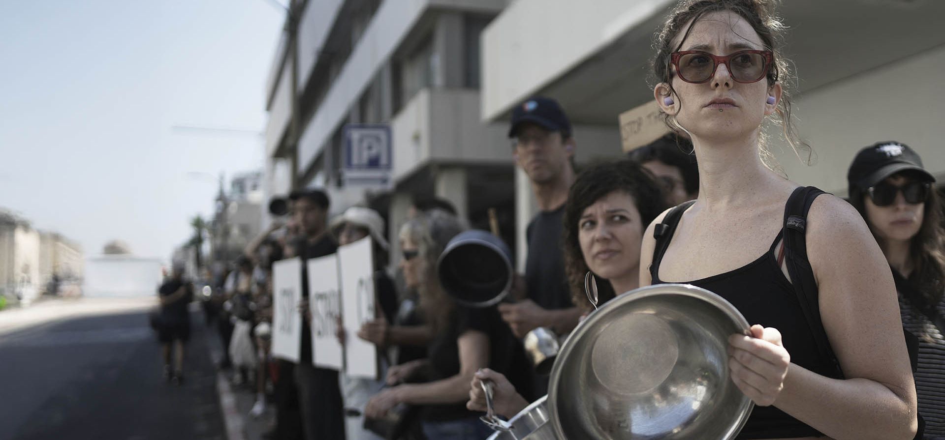 Activistas israelíes golpean cacerolas para protestar contra la hambruna de civiles palestinos en la Franja de Gaza, frente a la sede de la Embajada de Estados Unidos en Tel Aviv, Israel, el jueves 24 de julio de 2025. (Foto AP/Maya Alleruzzo) Activistas israelíes golpean cacerolas para protestar contra la hambruna de civiles palestinos en la Franja de Gaza, frente a la sede de la Embajada de Estados Unidos en Tel Aviv, Israel, el jueves 24 de julio de 2025. (Foto AP/Maya Alleruzzo)
