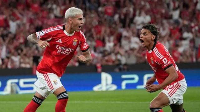 Enzo Barrenechea y el colombiano Ríos celebran un gol del Benfica. El ex-Newells tiene una alta efectividad en los pases.