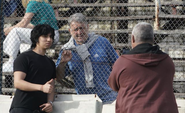 El Tata Gerardo Martino atiende las fotos. Fue a ver al equipo de su hijo.