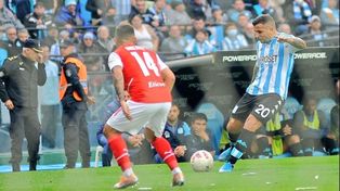 Emiliano Vecchio domina la pelota ante Lucas González. Racing venció a Independiente y el excanalla se lesionó, por lo que no estará ante Newells.