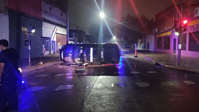 El patrullero volcó tras ser interceptado por un auto particular en el cruce de Felipe Moré y avenida Presidente Perón