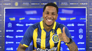 Abel Hernández estampó su firma en Rosario Centrak.