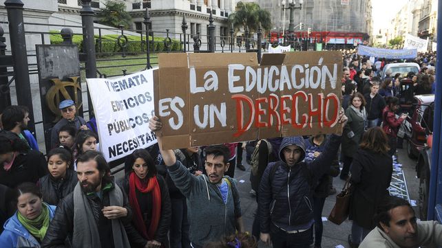 Científicos, estudiantes y docentes marcharon contra el recorte presupuestario
