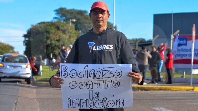 Libres del Sur se manifestó en dos supermercados de Paraná para reclamar contra la inflación. Denunciaron la falta de mercadería para comedores y merenderos.