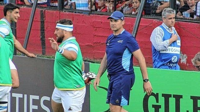 Andrés Charadia (de gorra) integra el staff técnico de Los Pumas.