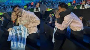 Carlos Tévez le regaló su camiseta de la Selección a la paranaense Aranzazú Osoro