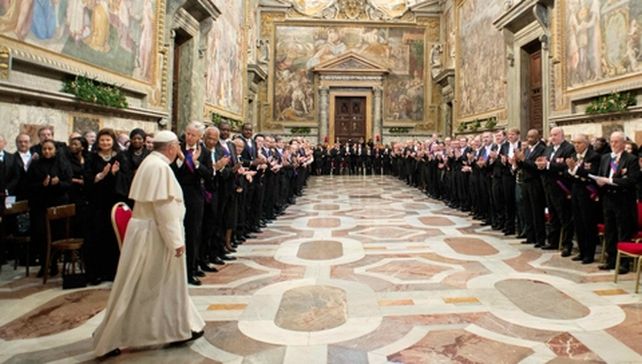 Francisco al llegar hoy a una audiencia con el cuerpo diplomático en el Vaticano. (Foto Reuters)