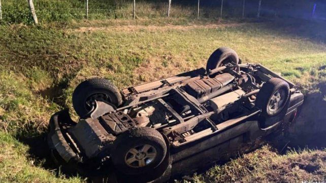 El conductor de una camioneta volcó en una alcantarilla en la ex ruta 26 y se negó a realizar el test de alcoholemia. Le retuvieron el vehículo