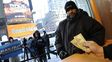 Misterioso hombre regala d&oacute;lares en una plaza de New York