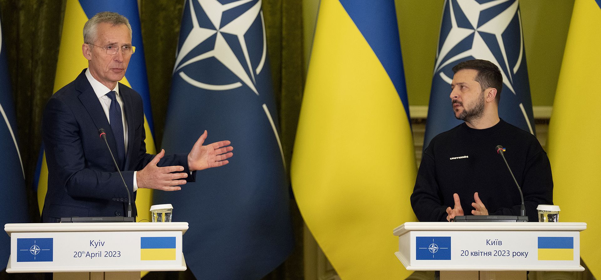 El secretario general de la OTAN, Jens Stoltenberg, habla durante una conferencia de prensa conjunta con el presidente ucraniano Volodymyr Zelenskyy en Kiev, Ucrania, el jueves 20 de abril de 2023. (Foto AP/Efrem Lukatsky)