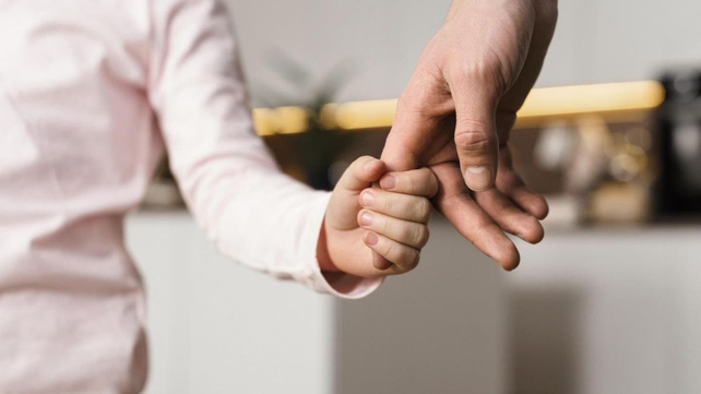 El reto de ser padre en tiempos modernos: Hay paternidades más protectoras y cargadas de miedo porque hay nuevas amenazas El reto de ser padre en tiempos modernos: Hay paternidades más protectoras y cargadas de miedo porque hay nuevas amenazas