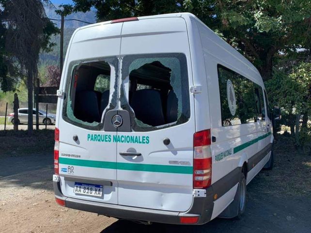 La camioneta con los vidrios rotos tras la agresión que sufrió el presidente en Chubut.&nbsp;