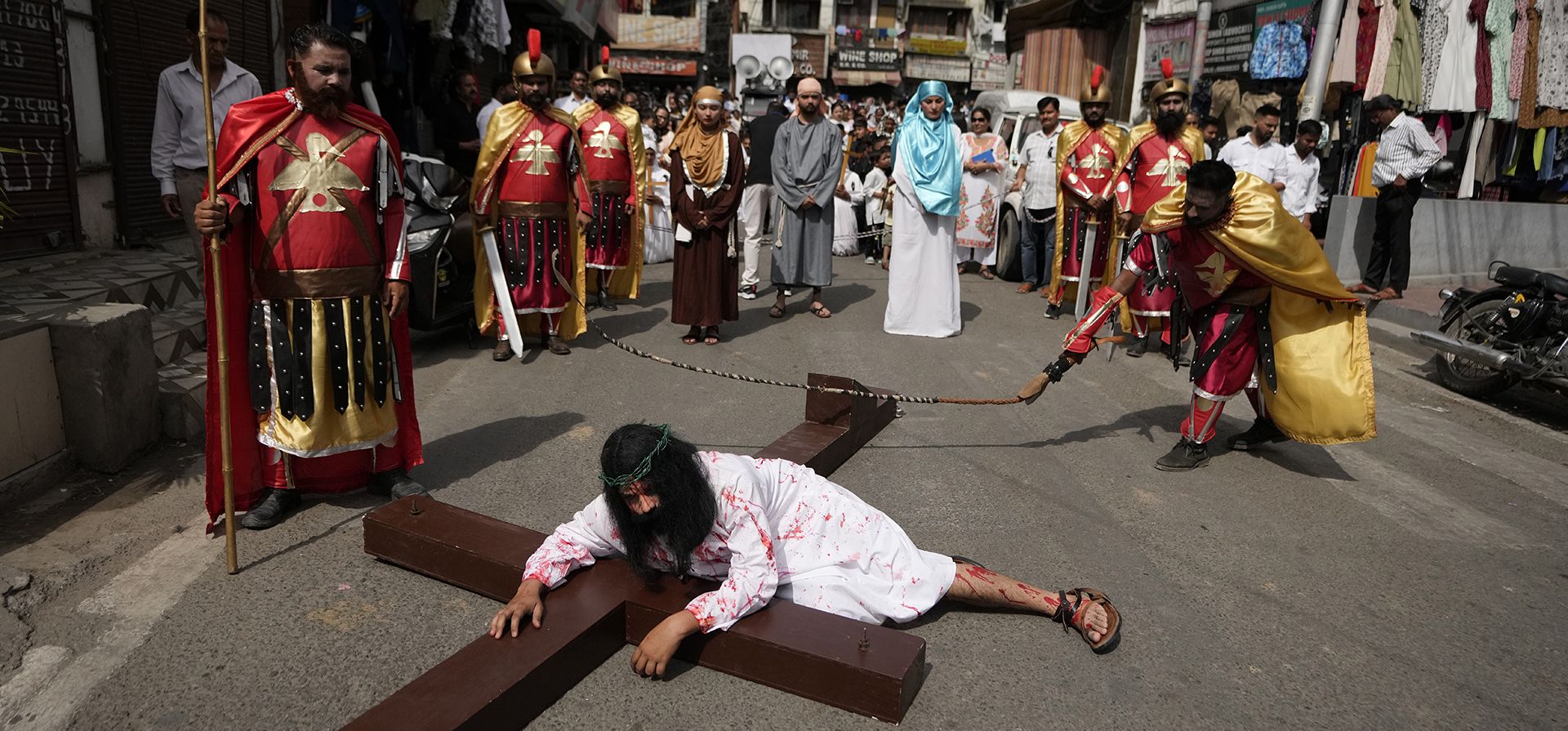Los devotos cristianos recrean la crucifixión de Jesucristo durante una procesión para conmemorar el Viernes Santo en Jammu, India, el viernes 29 de marzo de 2024. (Foto AP/Channi Anand) Los devotos cristianos recrean la crucifixión de Jesucristo durante una procesión para conmemorar el Viernes Santo en Jammu, India, el viernes 29 de marzo de 2024. (Foto AP/Channi Anand)