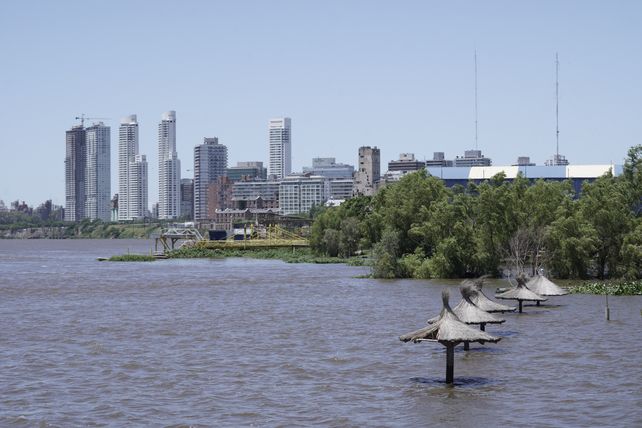 5 de diciembre. Crecida del río Paraná, a medio metro del estado de alerta en Rosario. 5 de diciembre. Crecida del río Paraná, a medio metro del estado de alerta en Rosario.