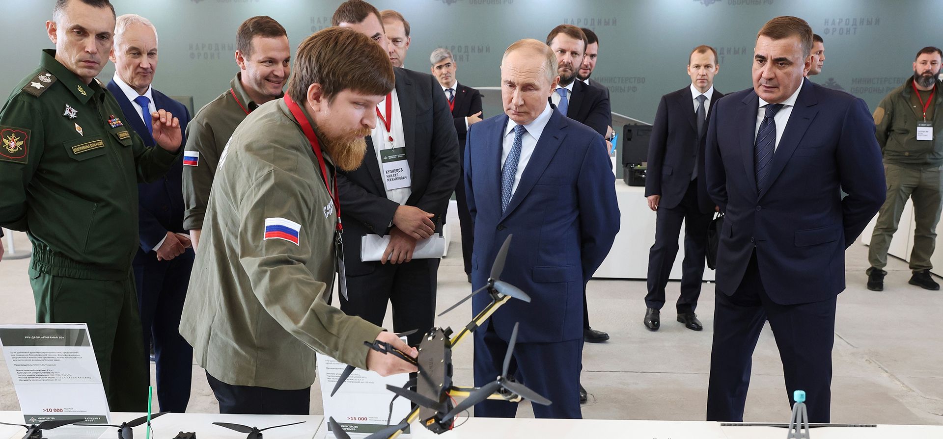 El presidente ruso Vladimir Putin, en el centro, conversa con Vladimir Tkachuk, al frente, director de Uraldronzavod, durante su visita al Centro de Tecnología Especial en San Petersburgo, Rusia. (Valeriy Sharifulin, Sputnik, Kremlin Pool Photo vía AP, Archivo) El presidente ruso Vladimir Putin, en el centro, conversa con Vladimir Tkachuk, al frente, director de Uraldronzavod, durante su visita al Centro de Tecnología Especial en San Petersburgo, Rusia. (Valeriy Sharifulin, Sputnik, Kremlin Pool Photo vía AP, Archivo)