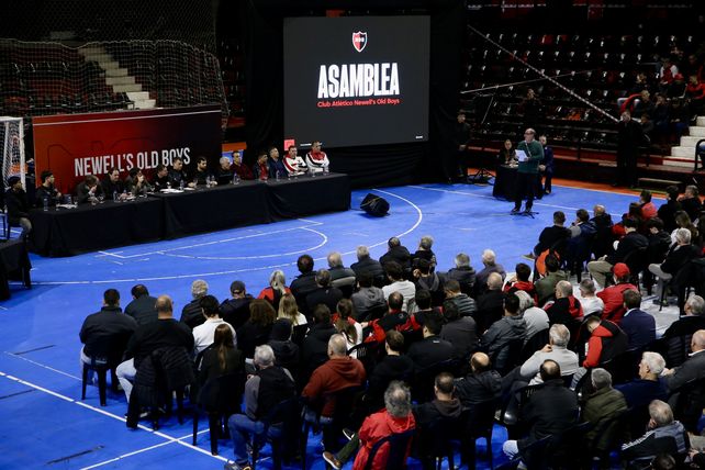 Los socios de Newells aprobaron el presupuesto pero no el balance y recibieron la noticia del enorme pasivo que le dejó al club la comisión anterior.
