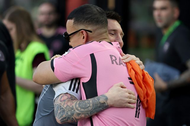 Messi y Daddy Yankee se dieron un cálido abrazo antes del partido.