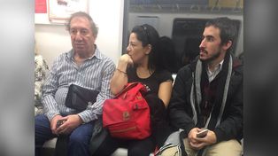Carlos Bilardo en el subte, una imagen que se volvió viral en las redes sociales