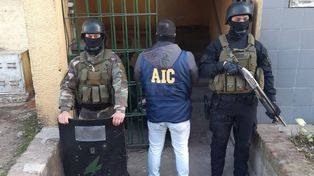 Allanaron un departamento en barrio Las Flores y cayó una pareja de empleados infieles de Correo Andreani