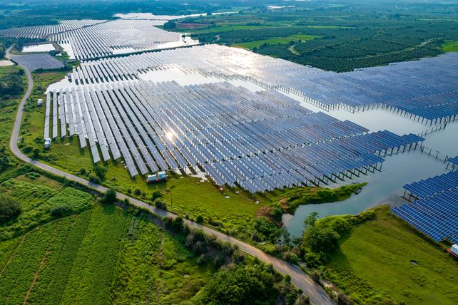China hoy es la potencia más fuerte en energías renovables. Los paneles se instalan sobre tierra y también sobre agua.