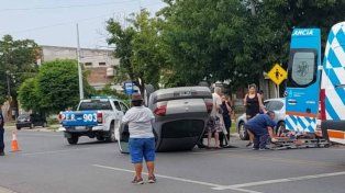Conductor chocó contra un auto estacionado y volcó