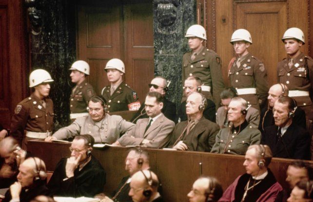 Juicio y condena a los jerarcas nazis en Nuremberg.