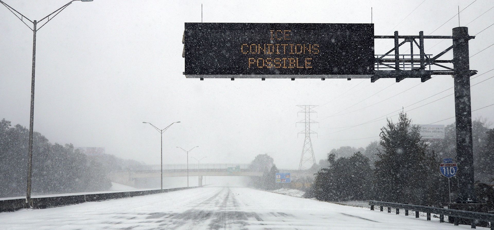 Fuertes nevadas y hielo en la carretera interestatal 110 el martes 21 de enero de 2025 en Pensacola, Florida. (Luis Santana/Tampa Bay Times vía AP) Fuertes nevadas y hielo en la carretera interestatal 110 el martes 21 de enero de 2025 en Pensacola, Florida. (Luis Santana/Tampa Bay Times vía AP)