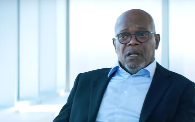Samuel Jackson tiene a su cargo el personaje del irónico editor del diario The Newyorkerly.