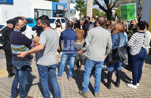 Comerciantes de Aristóbulo del Valle se manifestaron pidiendo la habilitación de sus comercios en horario matutino.&nbsp;