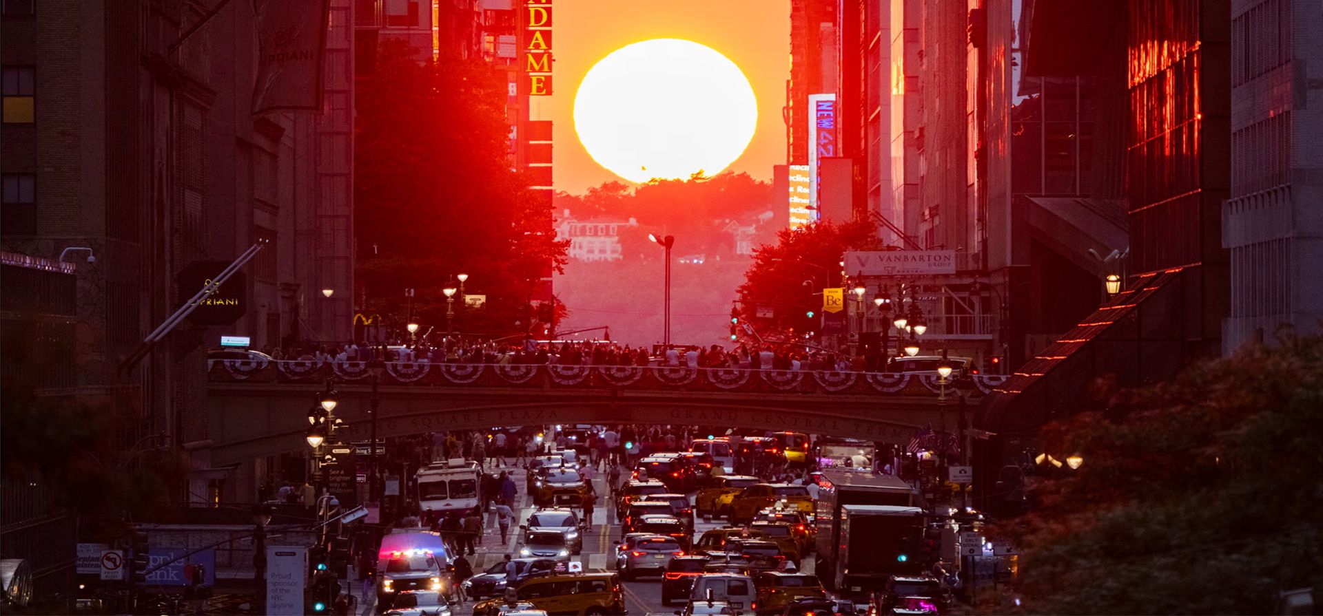 Neoyorquinos se congregan en la calle 42, cerca de Times Square, para contemplar el espectáculo del Manhattanhenge al atardecer, Nueva York, EE. UU.. Fotografía: Craig T Fruchtman/Getty Images Neoyorquinos se congregan en la calle 42, cerca de Times Square, para contemplar el espectáculo del Manhattanhenge al atardecer, Nueva York, EE. UU.. Fotografía: Craig T Fruchtman/Getty Images