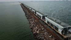 Prueba superada. La formación de Trenes Argentinos Cargas atraviesa el nuevo pedraplén de la laguna La Picasa, en el departamento General López, del suroeste santafesino. Prueba superada. La formación de Trenes Argentinos Cargas atraviesa el nuevo pedraplén de la laguna La Picasa, en el departamento General López, del suroeste santafesino.