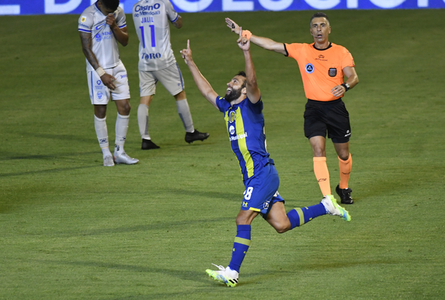 Lucas Gamba festeja e segundo gol de Central ante Godoy Cruz en el primer partido luego de la pandemia.