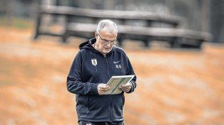 Marcelo Bielsa cuestionado en Uruguay.