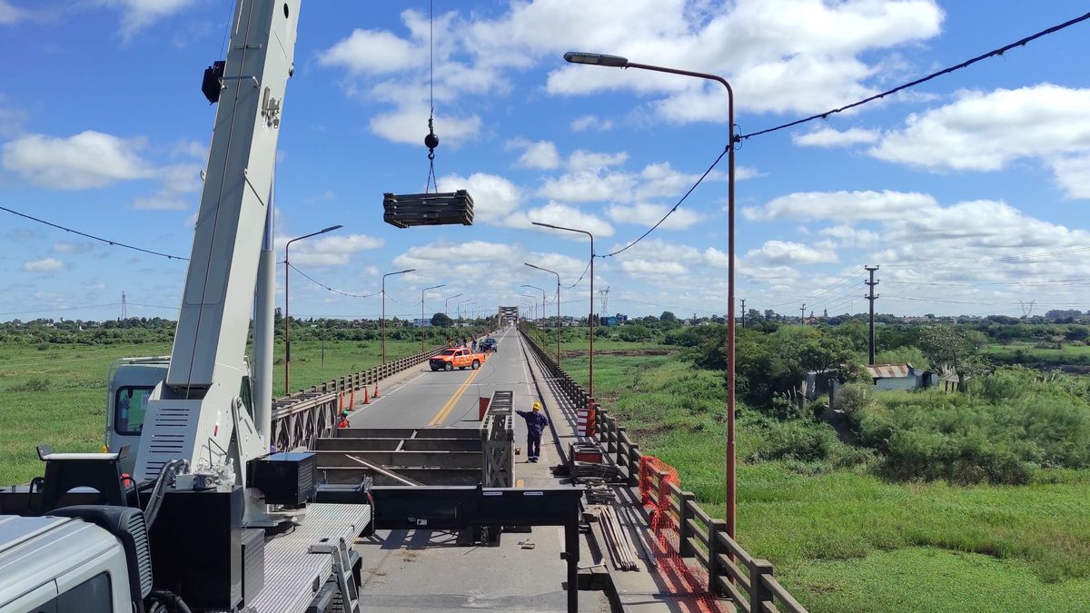 Avanza el montaje del Bailey sobre el antiguo puente Carretero
