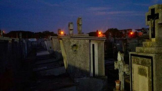 Las siluetas de las tumbas se dibujan bajo la noche.