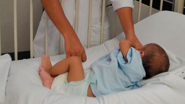 El ángel de la guarda: un guardia le salvó la vida a una beba que se estaba ahogando