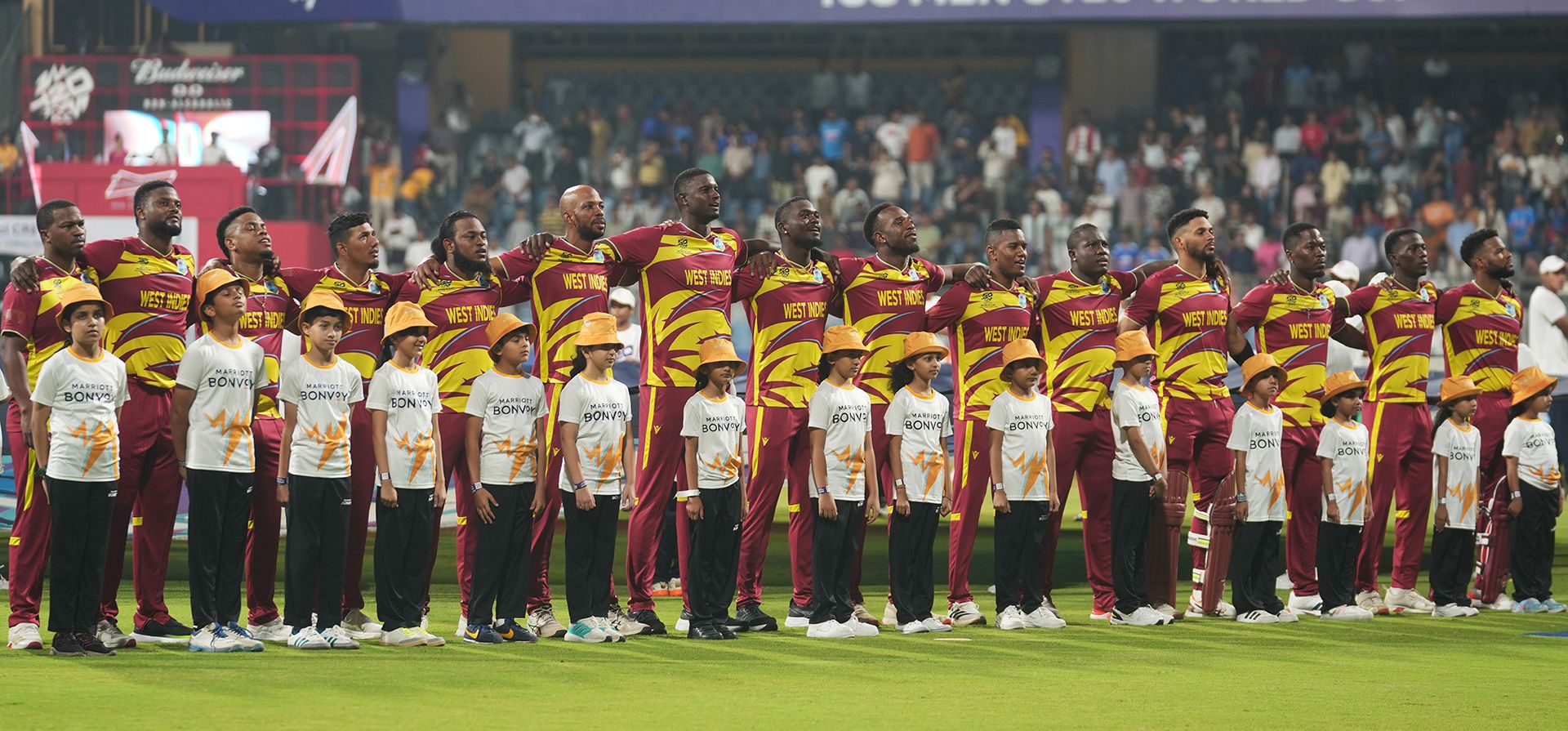 Los jugadores de las Indias Occidentales se ponen de pie para el himno nacional antes del inicio del partido de críquet de la Copa Mundial T20 entre Inglaterra y las Indias Occidentales en Mumbai, India, el miércoles 11 de febrero de 2026. (Foto AP/Rafiq Maqbool) Los jugadores de las Indias Occidentales se ponen de pie para el himno nacional antes del inicio del partido de críquet de la Copa Mundial T20 entre Inglaterra y las Indias Occidentales en Mumbai, India, el miércoles 11 de febrero de 2026. (Foto AP/Rafiq Maqbool)