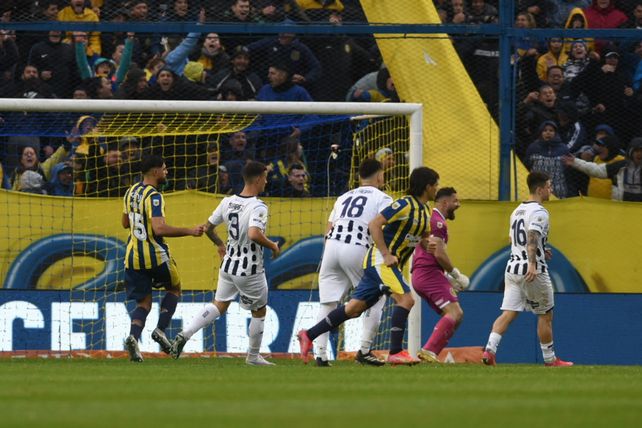 Broun celebra luego de atajar un penal clave para Talleres.