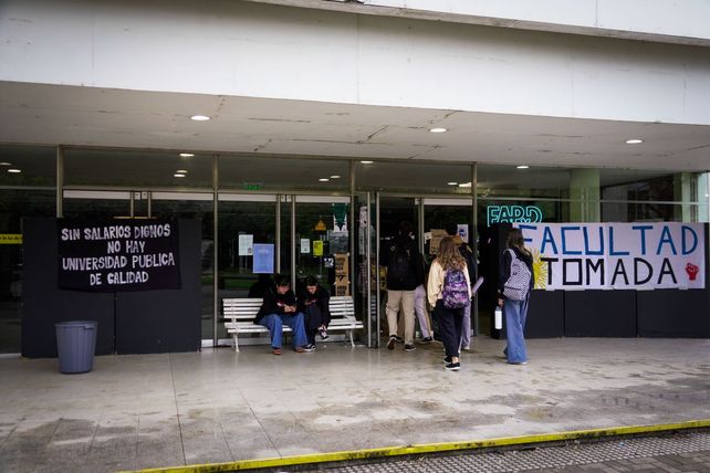 Estudiantes de la UNR votaron toma de facultades y en algunas se quedaron a dormir