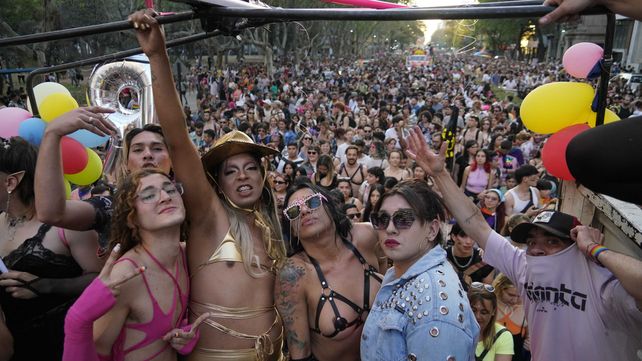 La multitudinaria marcha de integrantes de la comunidad LGTBIQA+ por las calles de la ciudad.
