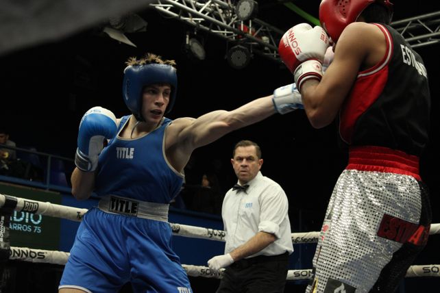 Agustín Canelito Travaglini lanza un zurdazo ante el platense Iván Tarraga. El rosarino ganó. Fue su gran victoria en la mítica Federación Argentina de Boxeo.