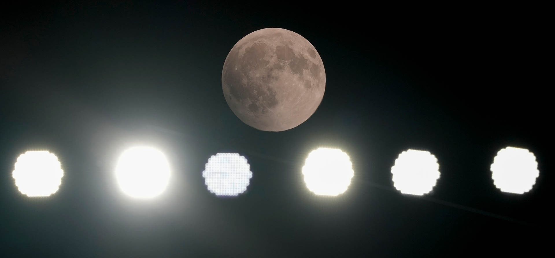 Se observa la luna llena sobre las luces del estadio durante un partido de pretemporada de la NFL entre los Cleveland Browns y los New England Patriots, el jueves 27 de agosto de 2026, en Cleveland. (Foto AP/Carolyn Kaster) Se observa la luna llena sobre las luces del estadio durante un partido de pretemporada de la NFL entre los Cleveland Browns y los New England Patriots, el jueves 27 de agosto de 2026, en Cleveland. (Foto AP/Carolyn Kaster)