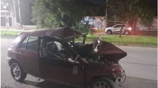 Murió el conductor de un auto que chocó contra una columna de alumbrado en avenida Gorriti y Facundo Zuviría