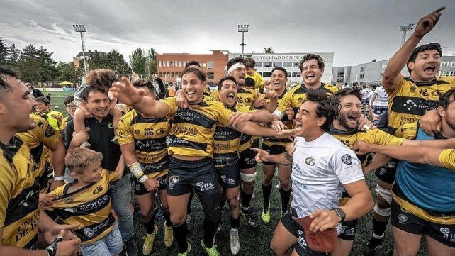 Nicolás Coronel (al medio) festeja la clasificación a la final de la División de Honor en España.