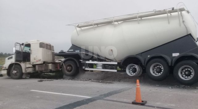 Un camión reventó una goma y quedó colgado en un puente de la 168